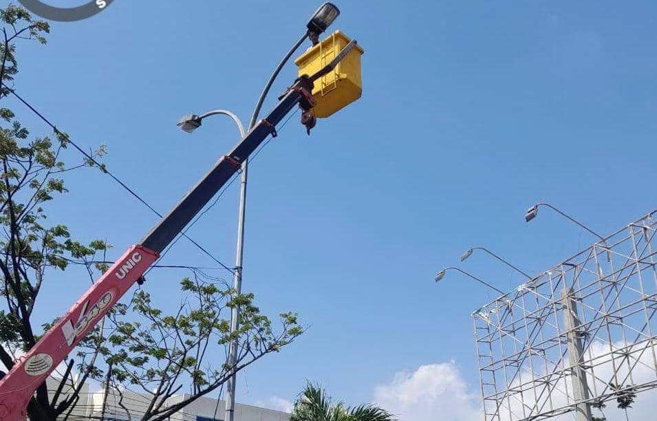 Petugas Dinas Perhubungan Padang melakukan perbaikan PJU