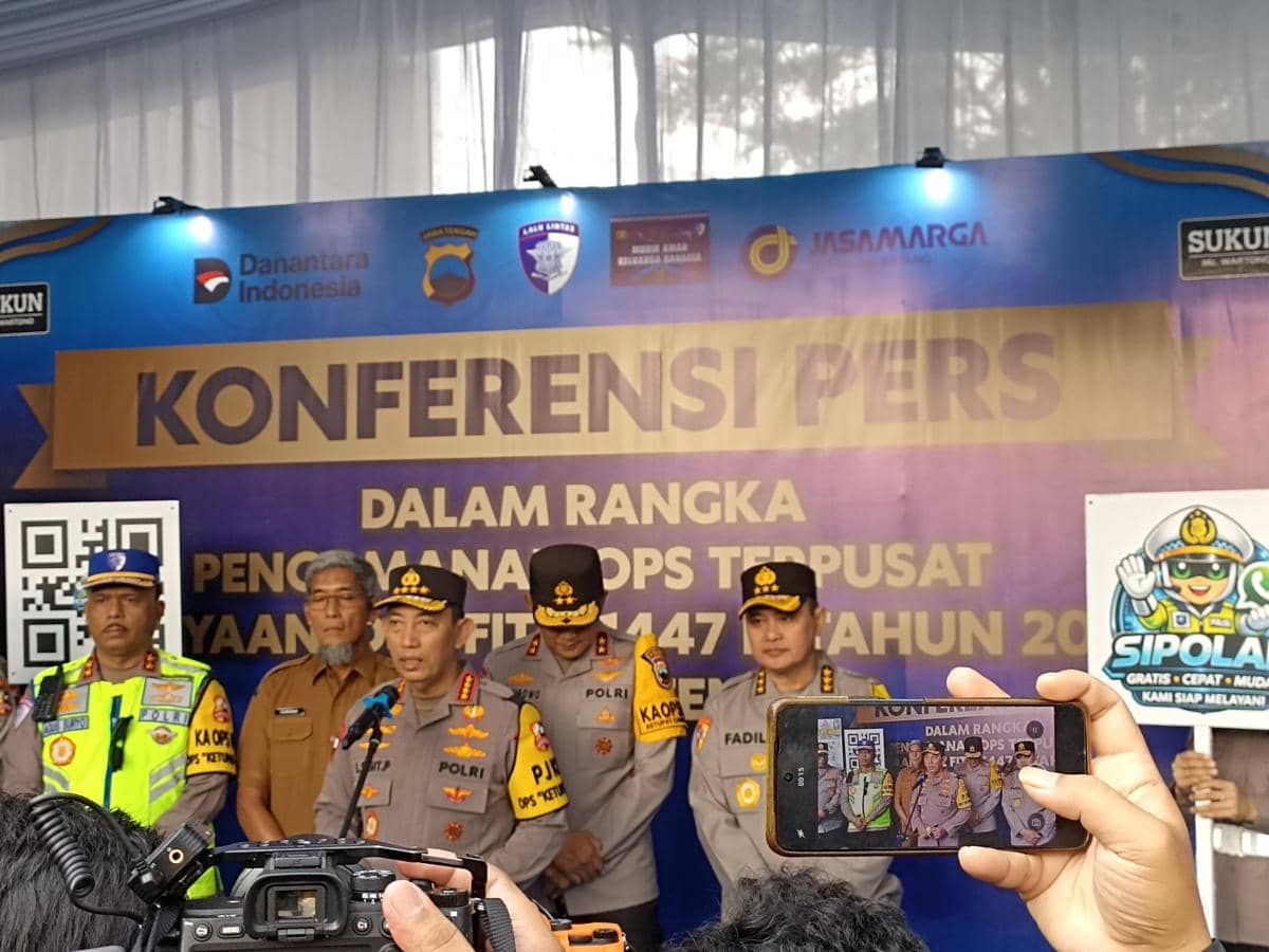Kapolri Jenderal Pol Listyo Sigit Prabowo bersama Kakorlantas Irjen Agus Suryo Nugroho, Sekda Jateng Sumarno dan Kapolda Jateng saat memaparkan kesiapan untuk melayani pemudik. (IDN Times/Fariz Fardianto)