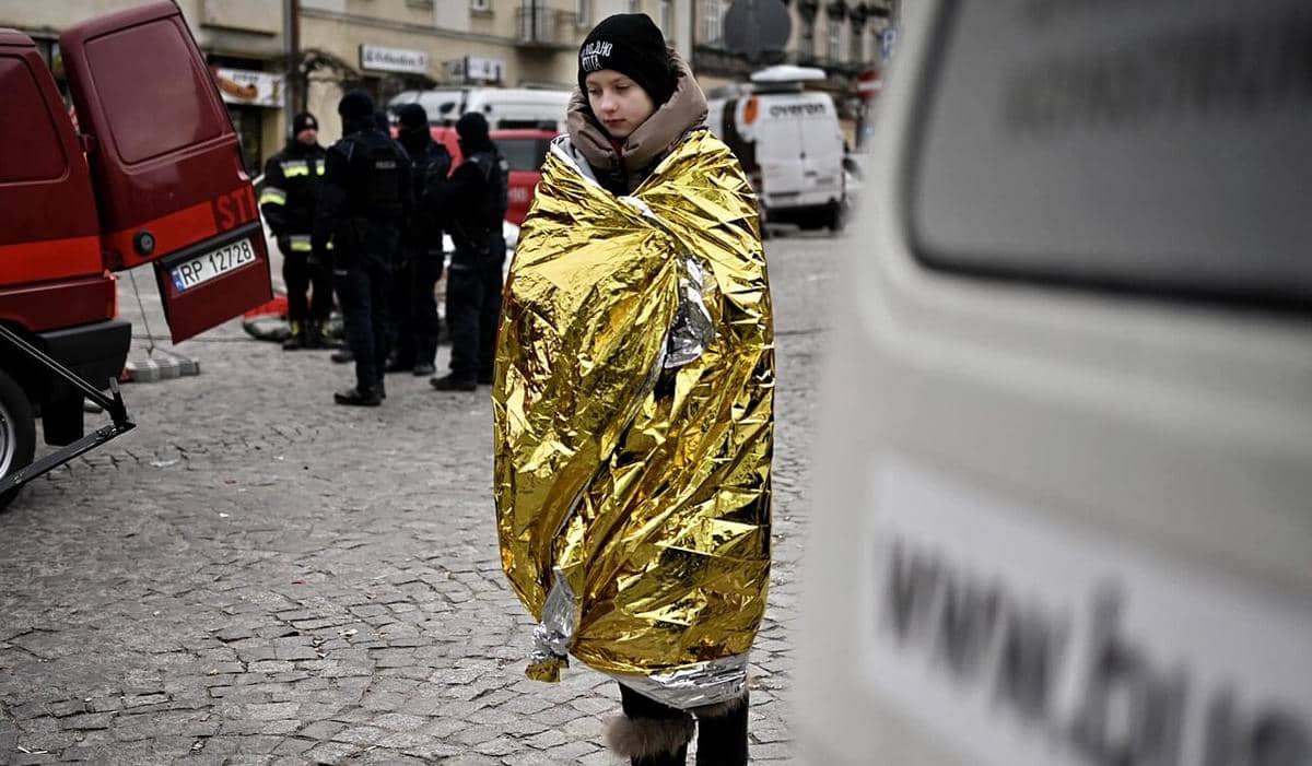 Cara Menggunakan Emergency Blanket yang Benar saat Mendaki, Anti-Hipo!