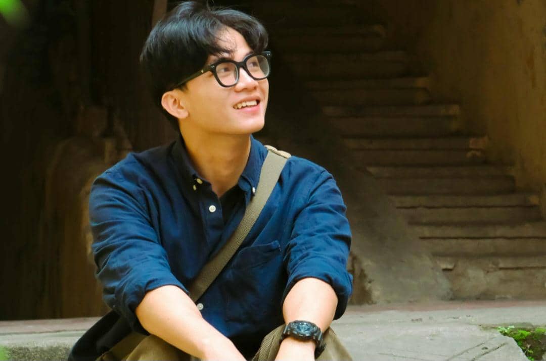 5 Tips Memadukan Kemeja Biru biar Tampil Stylish Saat Lebaran