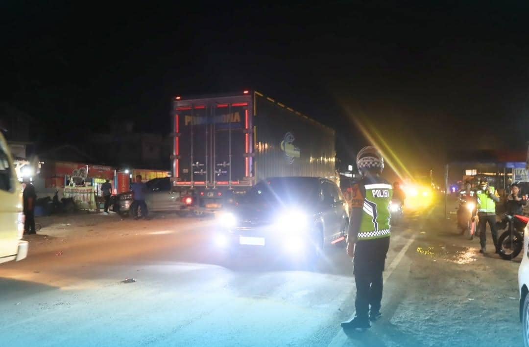 Petugas kepolisian saat mengatur kendaraan yang melintas di Jalintim. (Dok. Polres Muba)