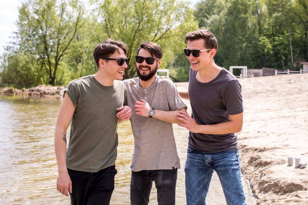 ilustrasi cowok loyal berfoto bersama teman 