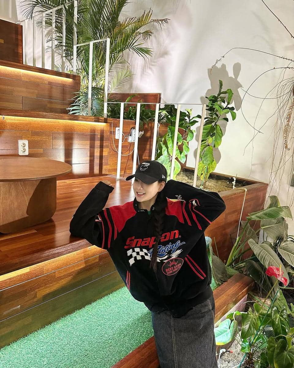 Outfit kasual sporty ala Hayoung Apink 