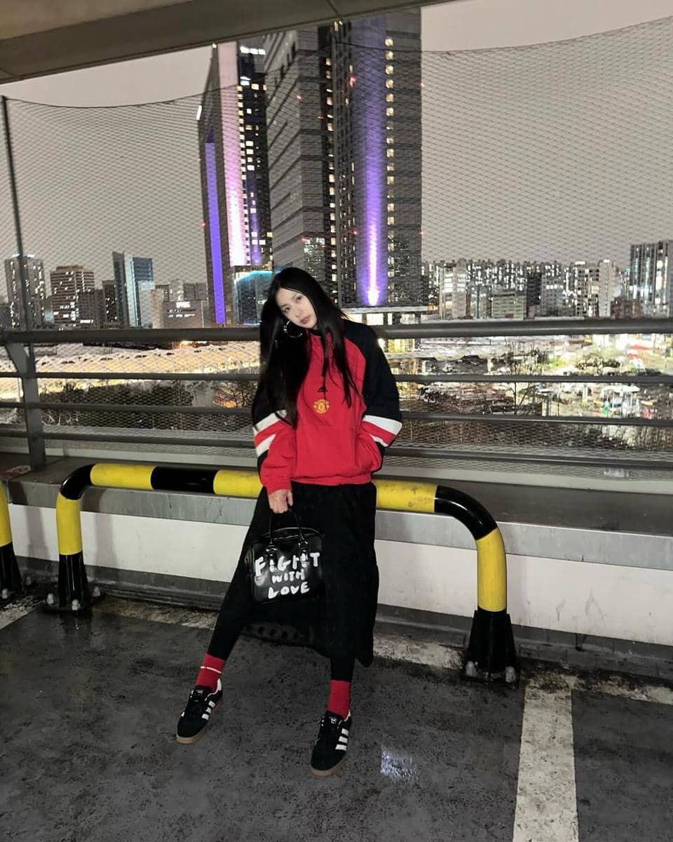 Style kasual sporty ala Hayoung Apink 