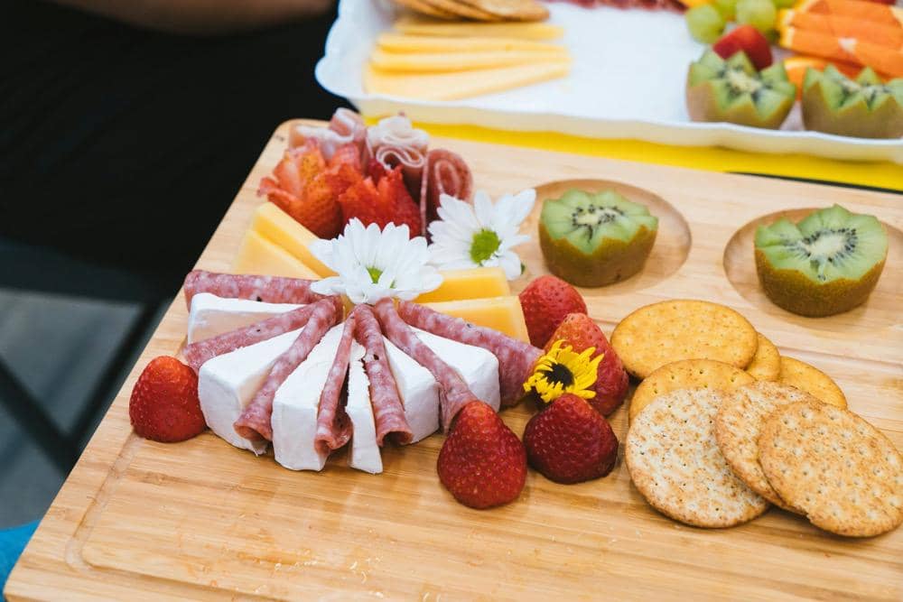 ilustrasi keju, biskuit, dan buah-buahan