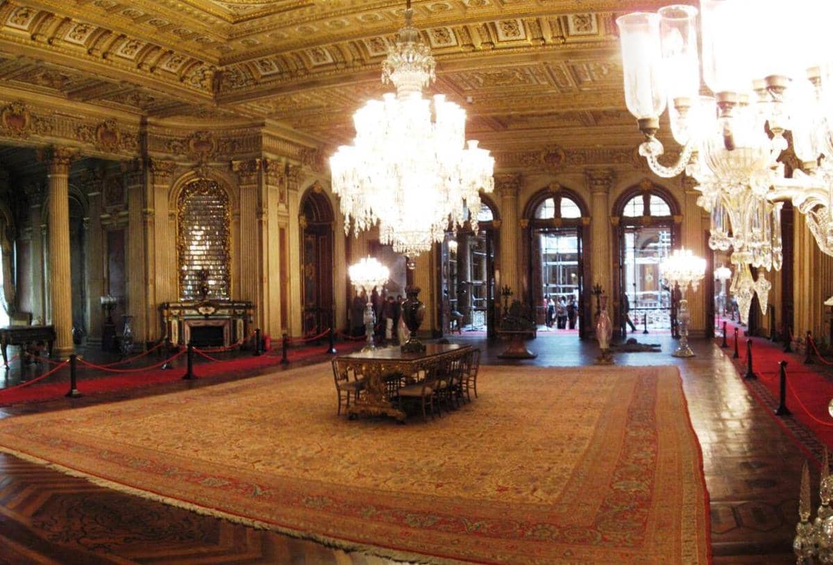 Karpet Hereke di Aula Duta Besar di Istana Dolmabahçe berukuran sekitar 120m².