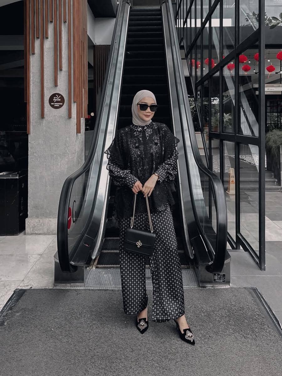 OOTD Lebaran Serba Hitam ala Uwie Mariska