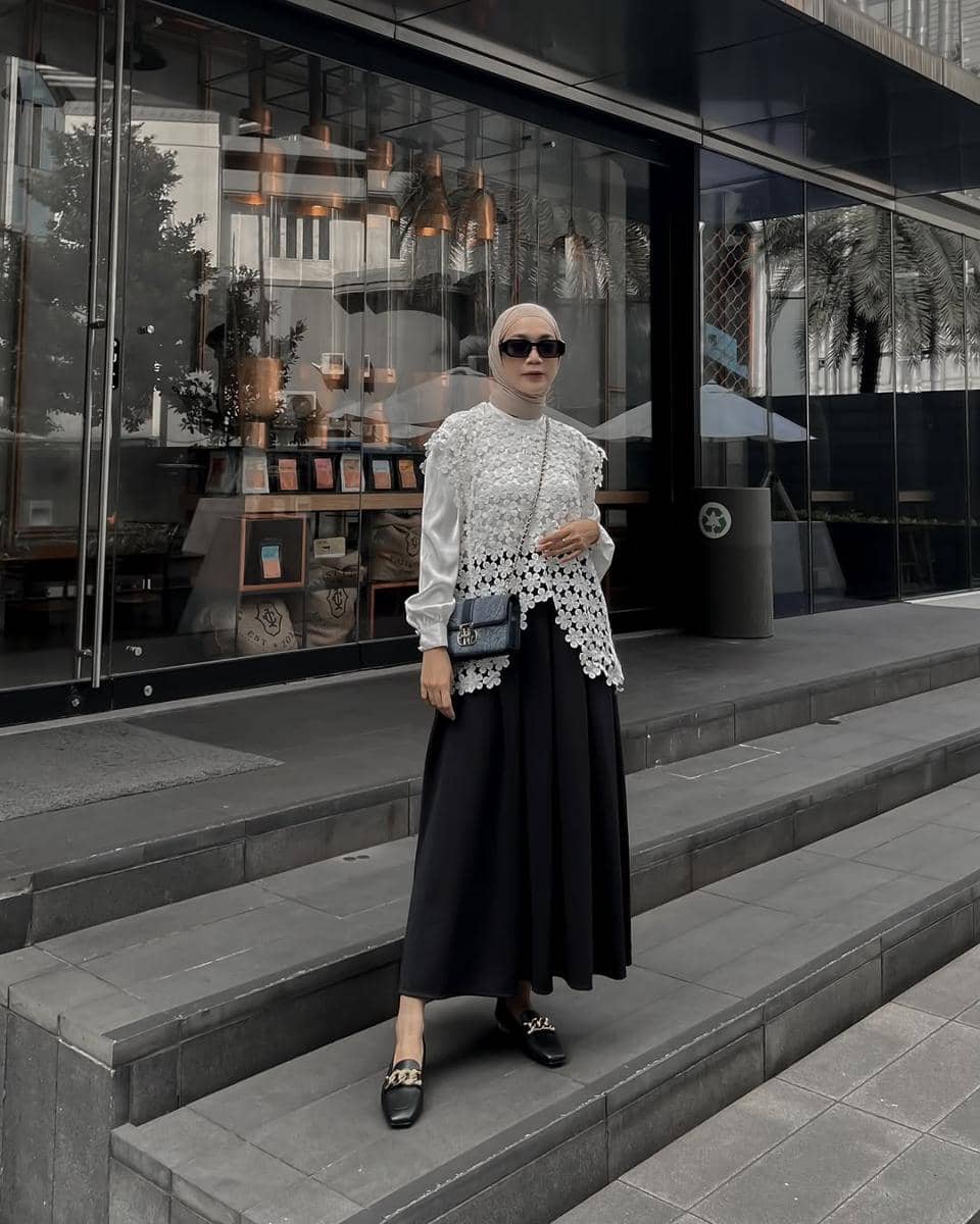 OOTD Lebaran Serba Hitam ala Uwie Mariska