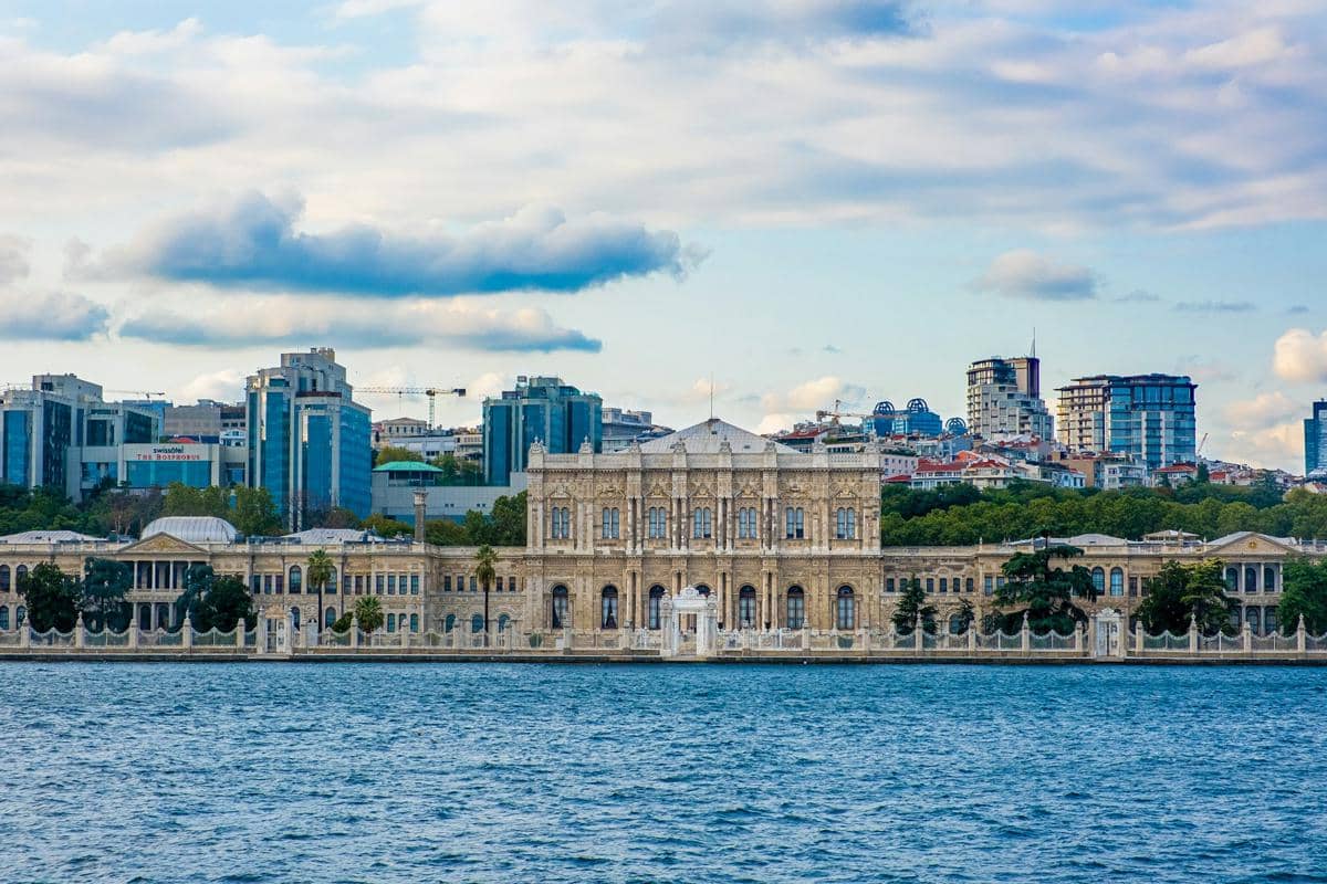 Istana Dolmabahçe yang terletak di tepi Eropa Selat Bosporus di Istanbul, Turki. 