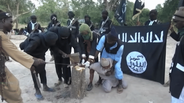 Boko Haram sedang memotong tangan seorang warga.