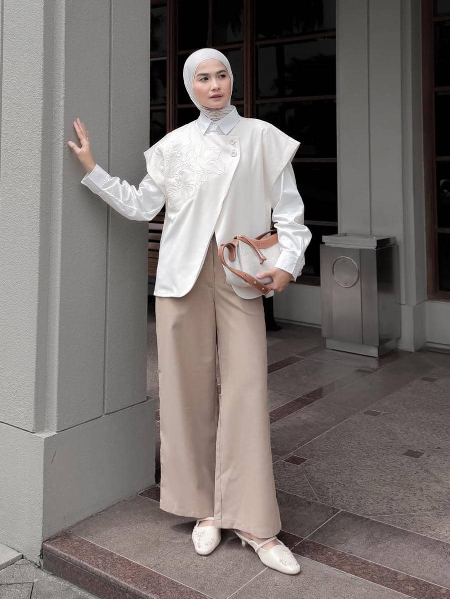 OOTD Lebaran Nuansa Kasual ala Anggita Kusuma Dewi