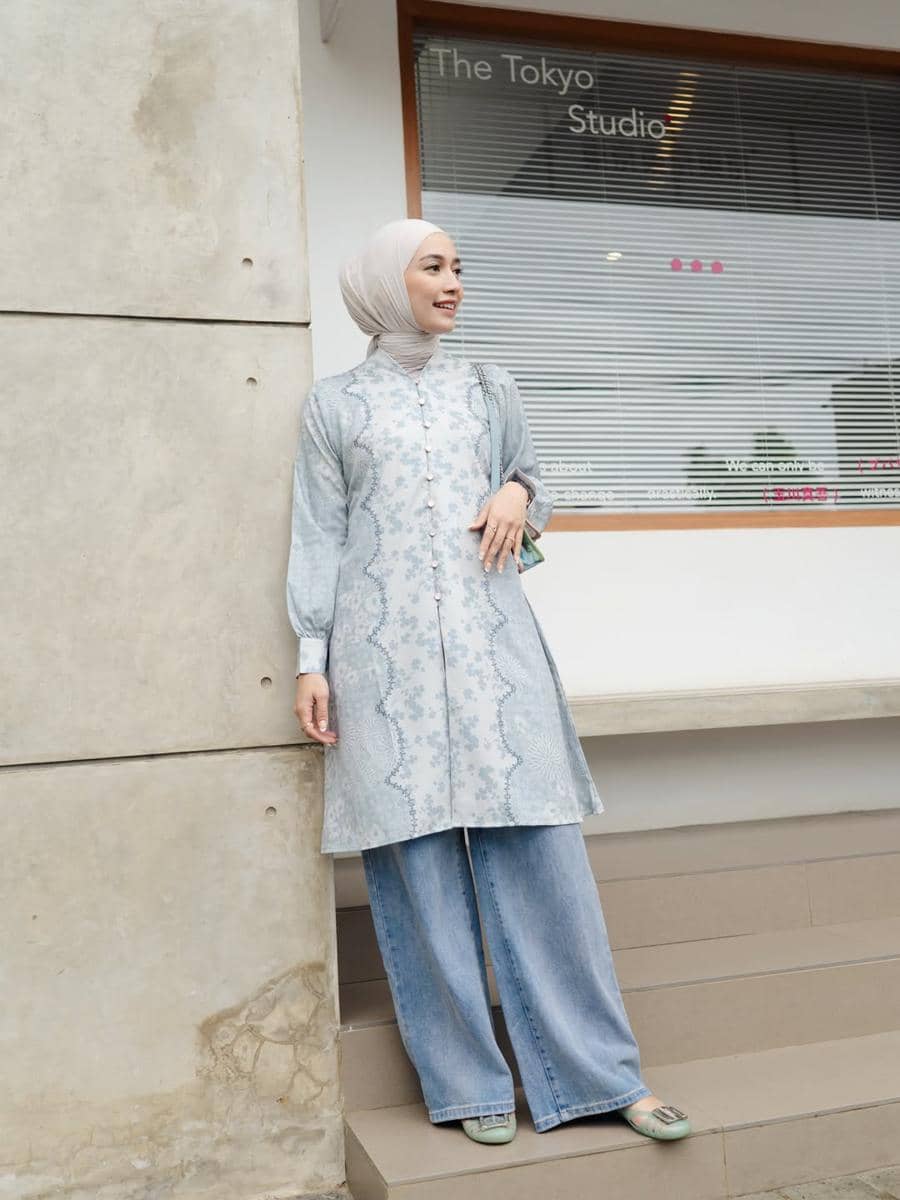 OOTD Lebaran Pakai Celana ala Mega Iskanti