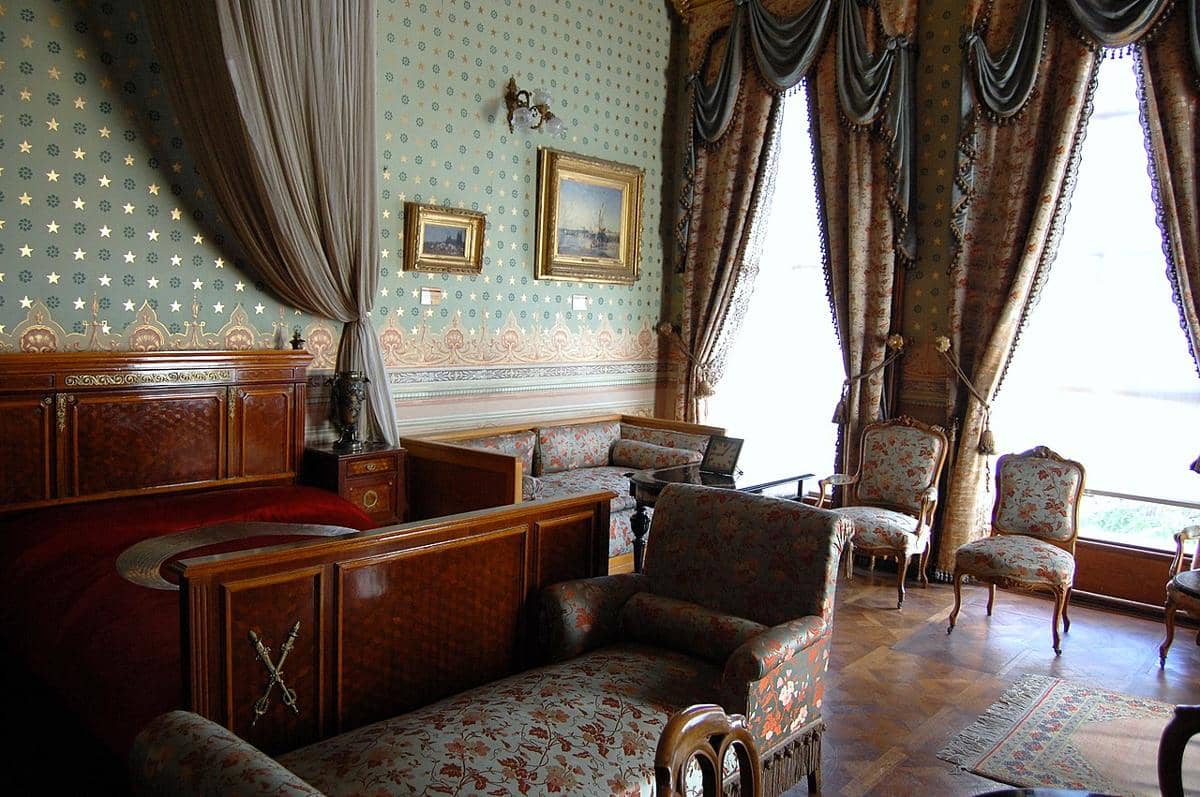 Kamar tidur bersejarah di dalam Istana Dolmabahçe di Istanbul, Turki, tempat Mustafa Kemal Atatürk wafat. 