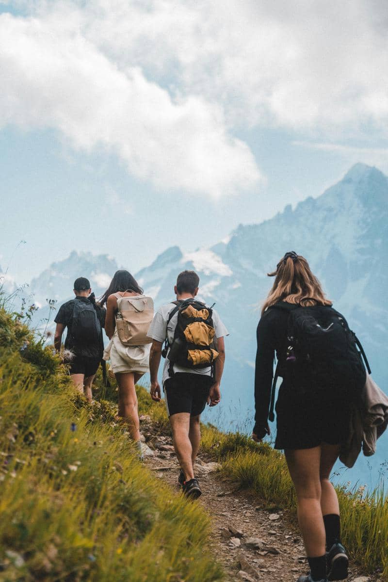 Anak muda sedang hiking di pegunungan