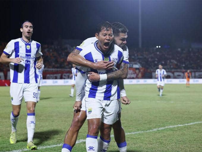 Gol perdana Adam Alis