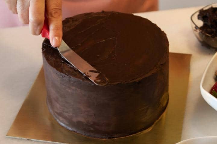 Ilustrasi mengoleskan ganache cokelat 