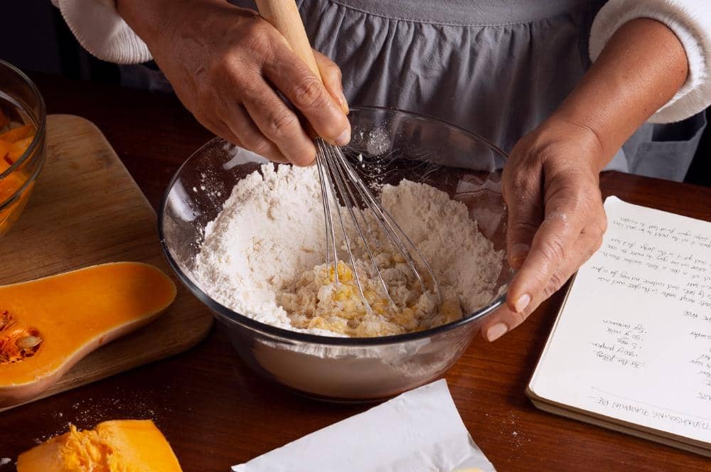 Ilustrasi menyiapkan adonan kue
