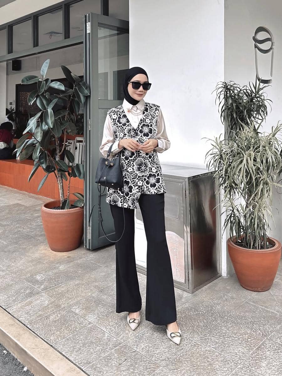 OOTD Lebaran Serba Hitam ala Uwie Mariska