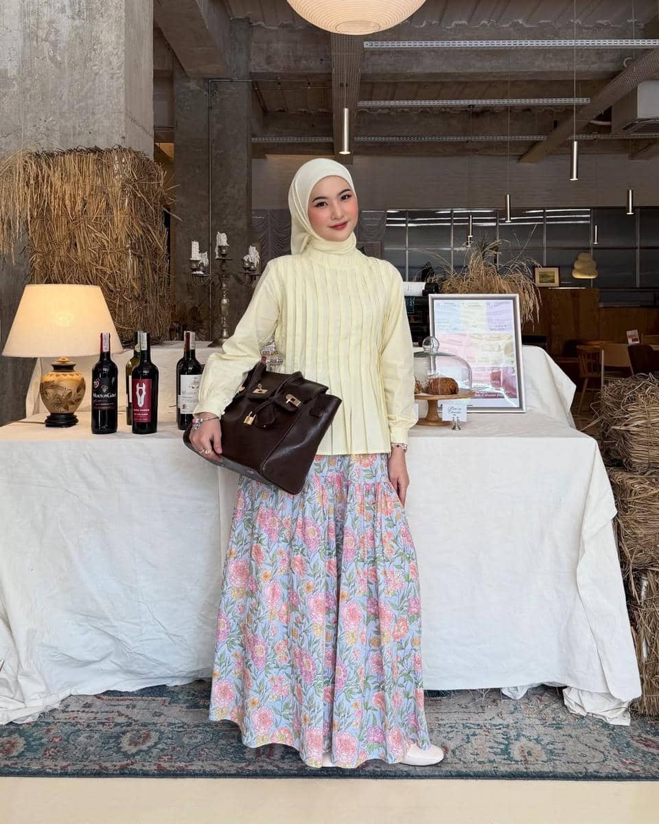 Style Hijab Nuansa Kuning ala Intan Ghazella