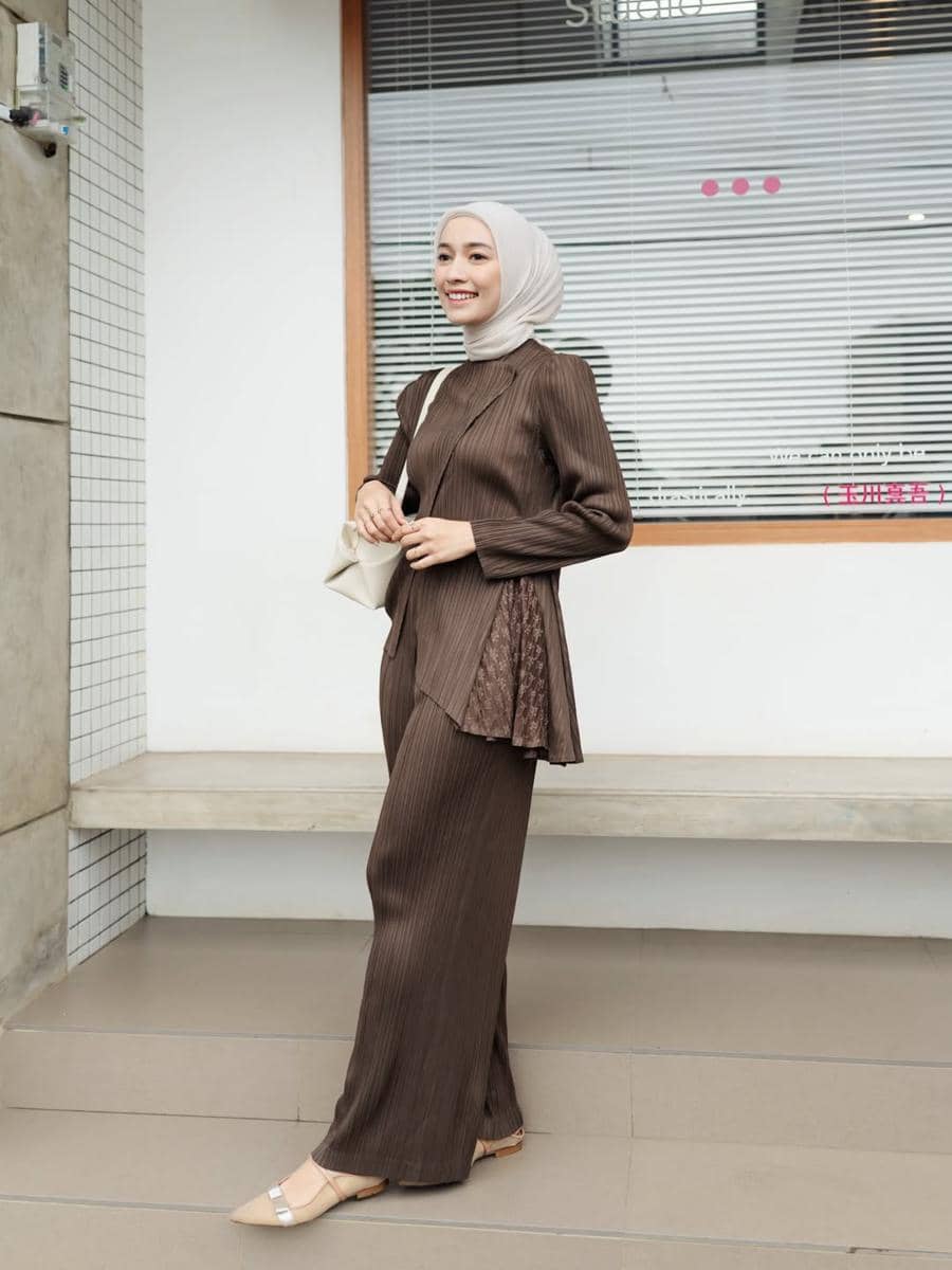OOTD Lebaran Pakai Celana ala Mega Iskanti