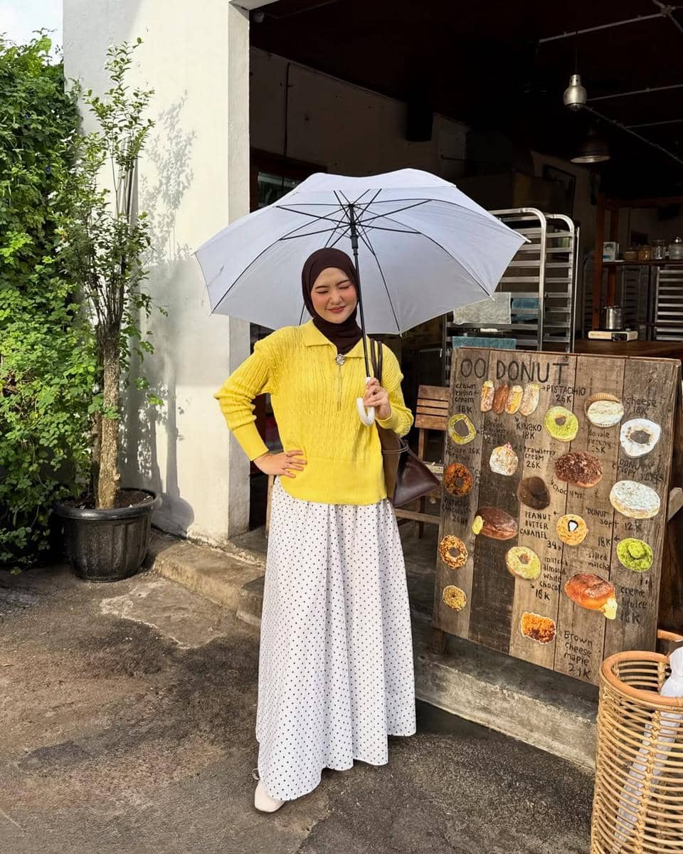 Gaya Hijab Nuansa Kuning ala Intan Ghazella