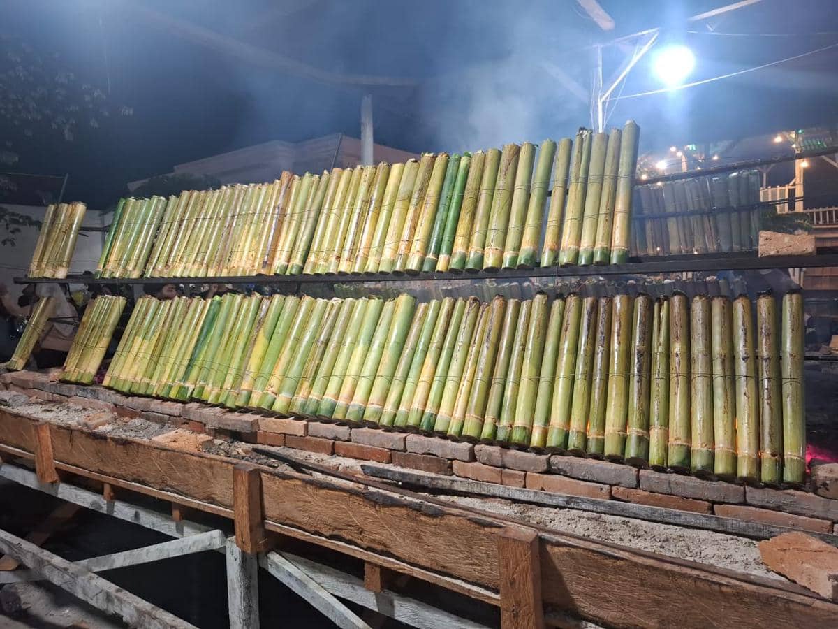 ilustrasi memasak lemang