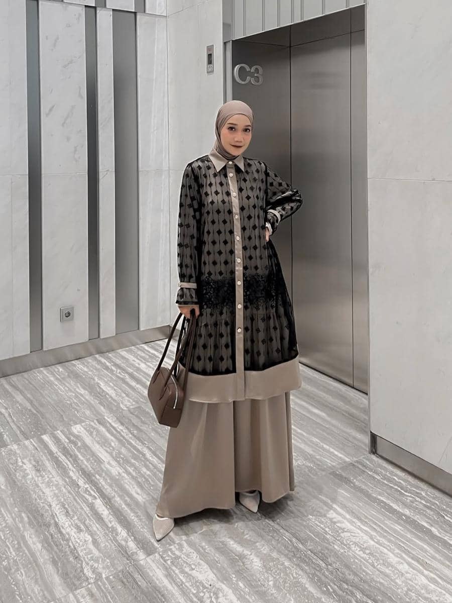 OOTD Lebaran Serba Hitam ala Uwie Mariska 