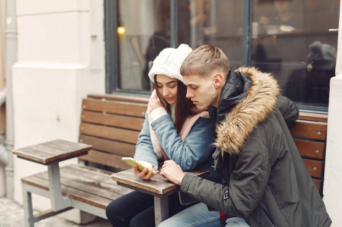 ilustrasi pasangan ngobrol