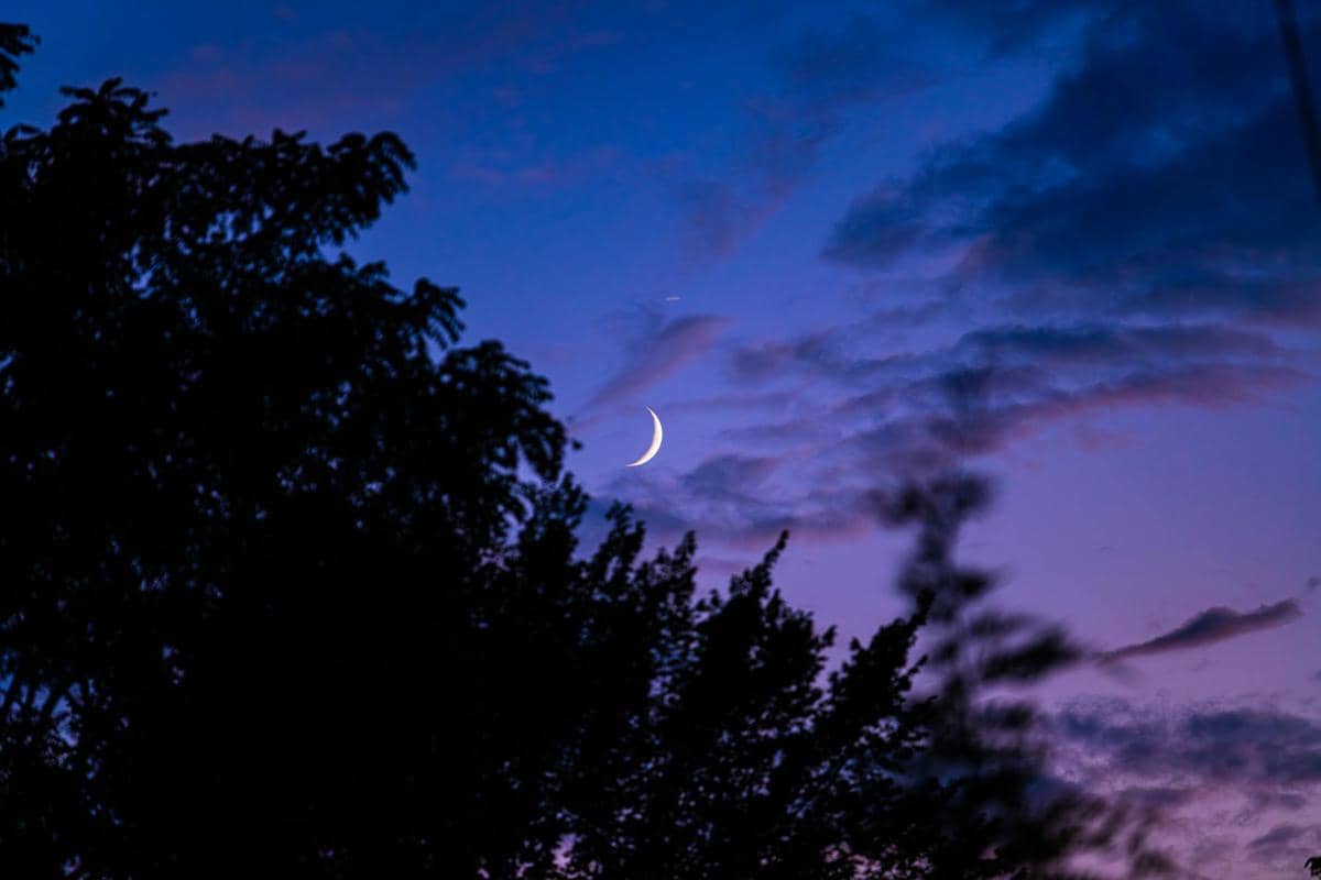 ilustrasi hilal bagian dari tradisi dan ilmu astronomi