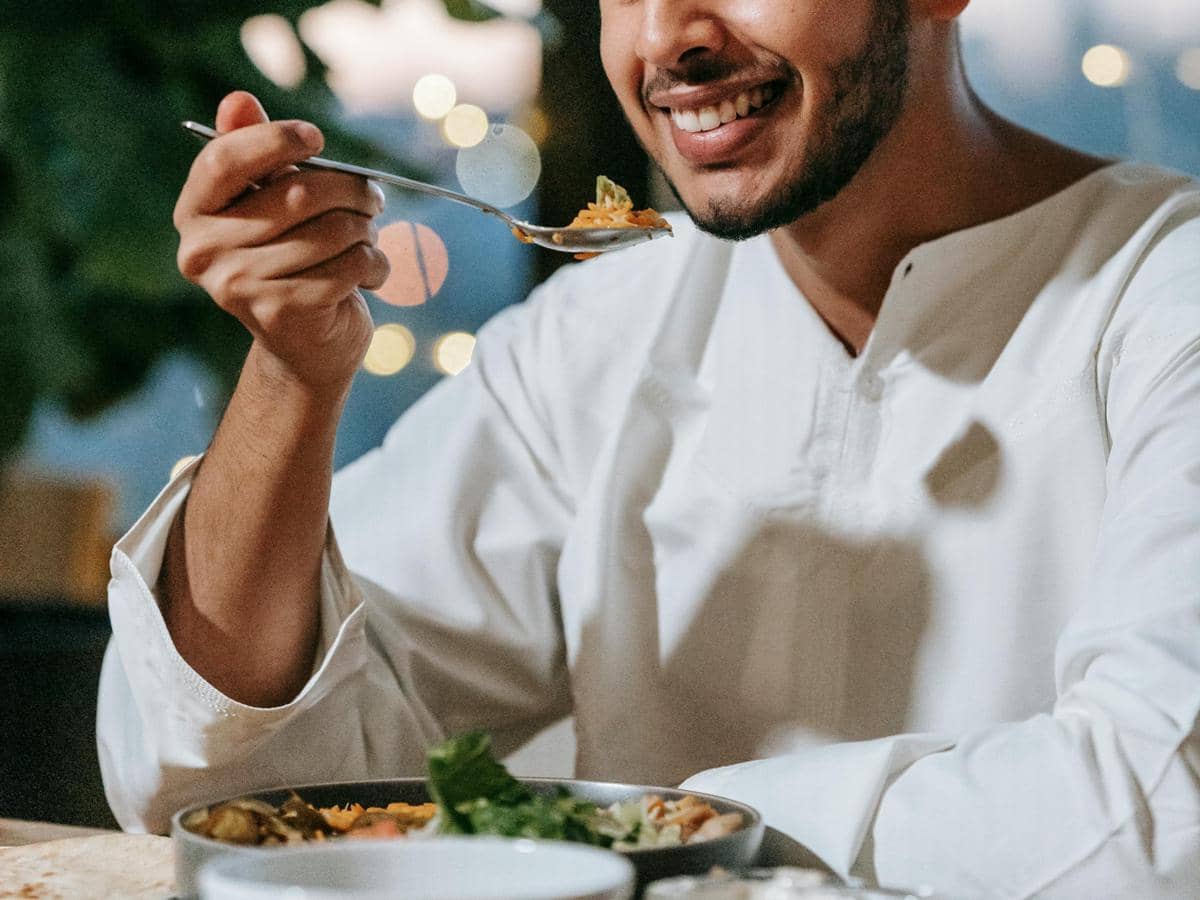 Ilustrasi makan makanan Lebaran.