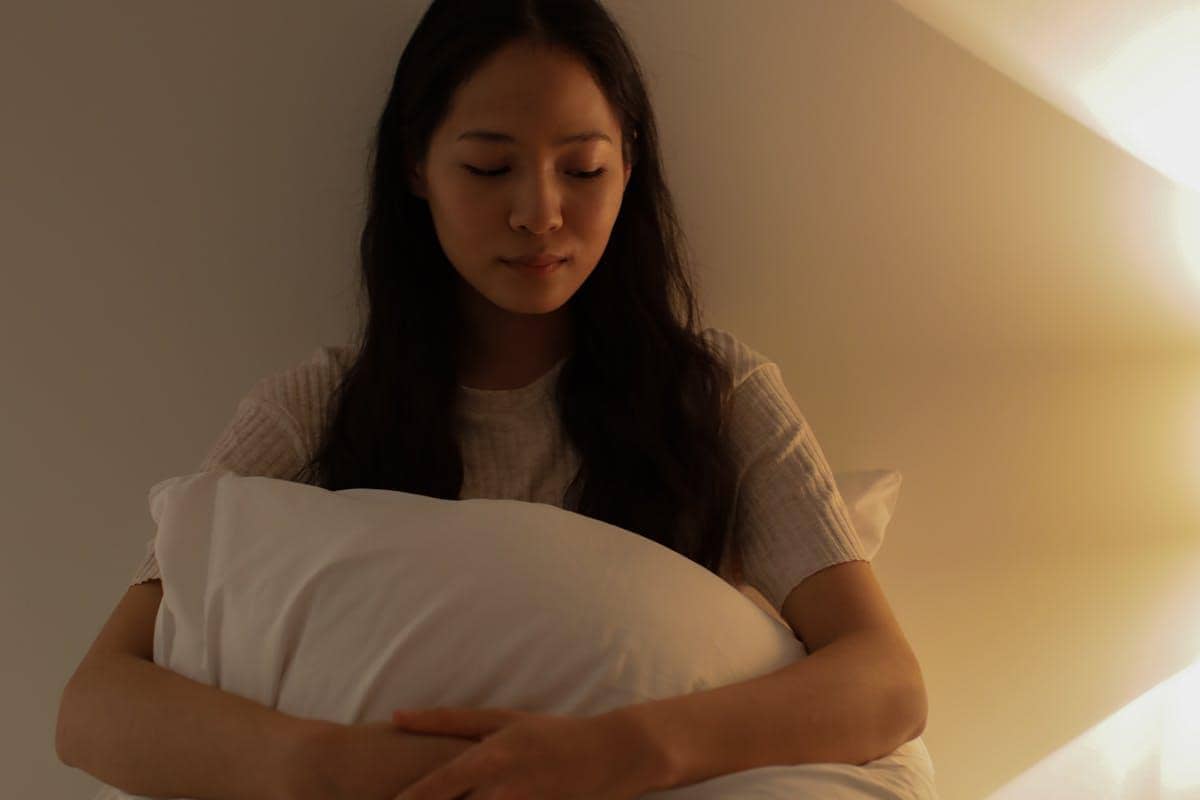 ilustrasi menikmati momen diam dalam rumah 