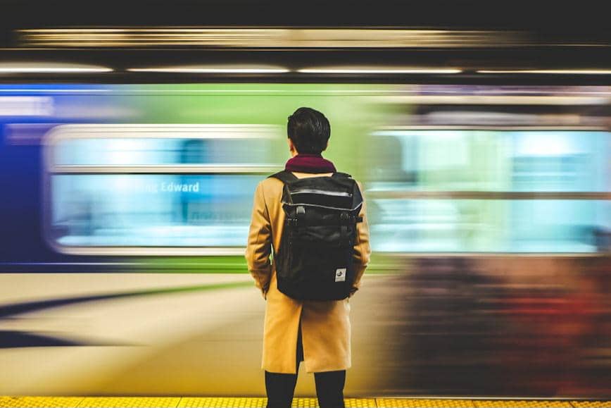 ilustrasi seseorang yang menunggu kereta