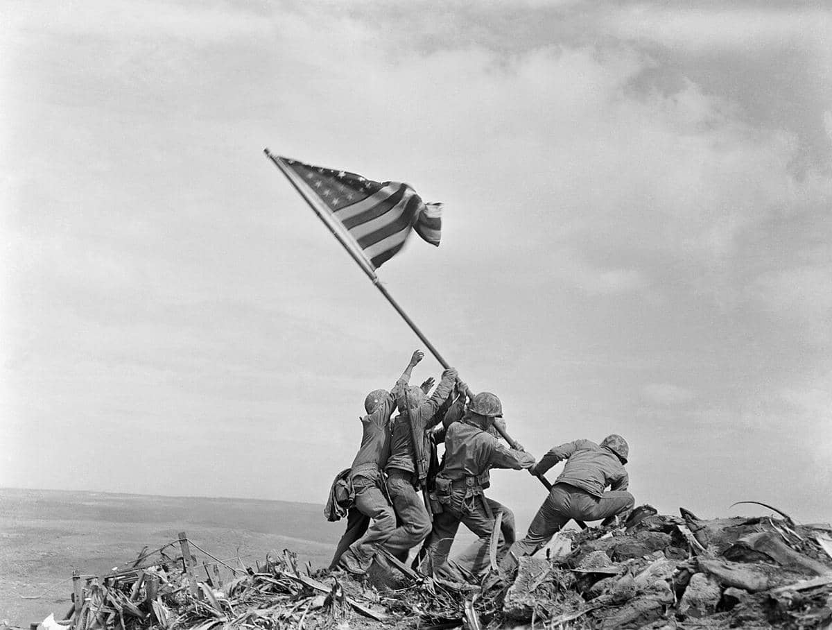 potret ikonik pasukan Marinir AS menaikkan bendera AS di atas Gunung Suribachi, pada perebutan Pulau Iwo Jima dari tangan Jepang di tahun 1945