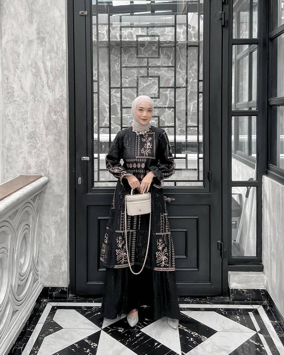 OOTD Lebaran Serba Hitam ala Uwie Mariska 