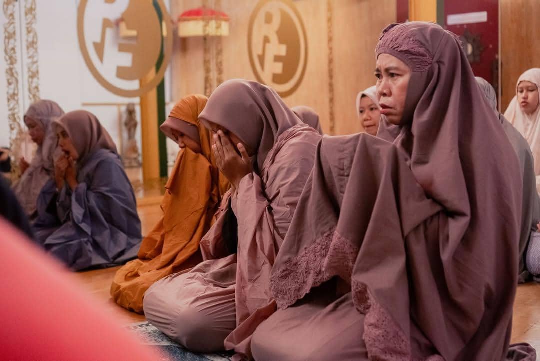Ade Rai mengadakan acara bukber dengan anak yatim piatu.