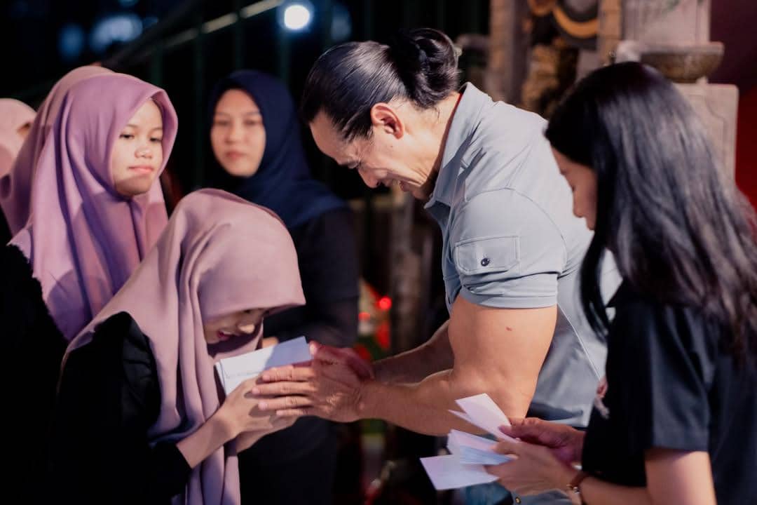 Ade Rai mengadakan acara bukber dengan anak yatim piatu.