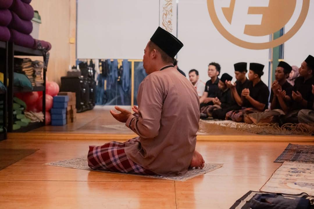 Ade Rai mengadakan acara bukber dengan anak yatim piatu.