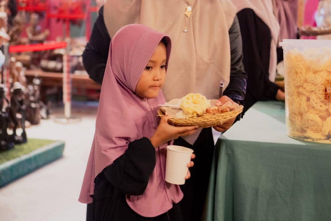 Ade Rai mengadakan acara bukber dengan anak yatim piatu.