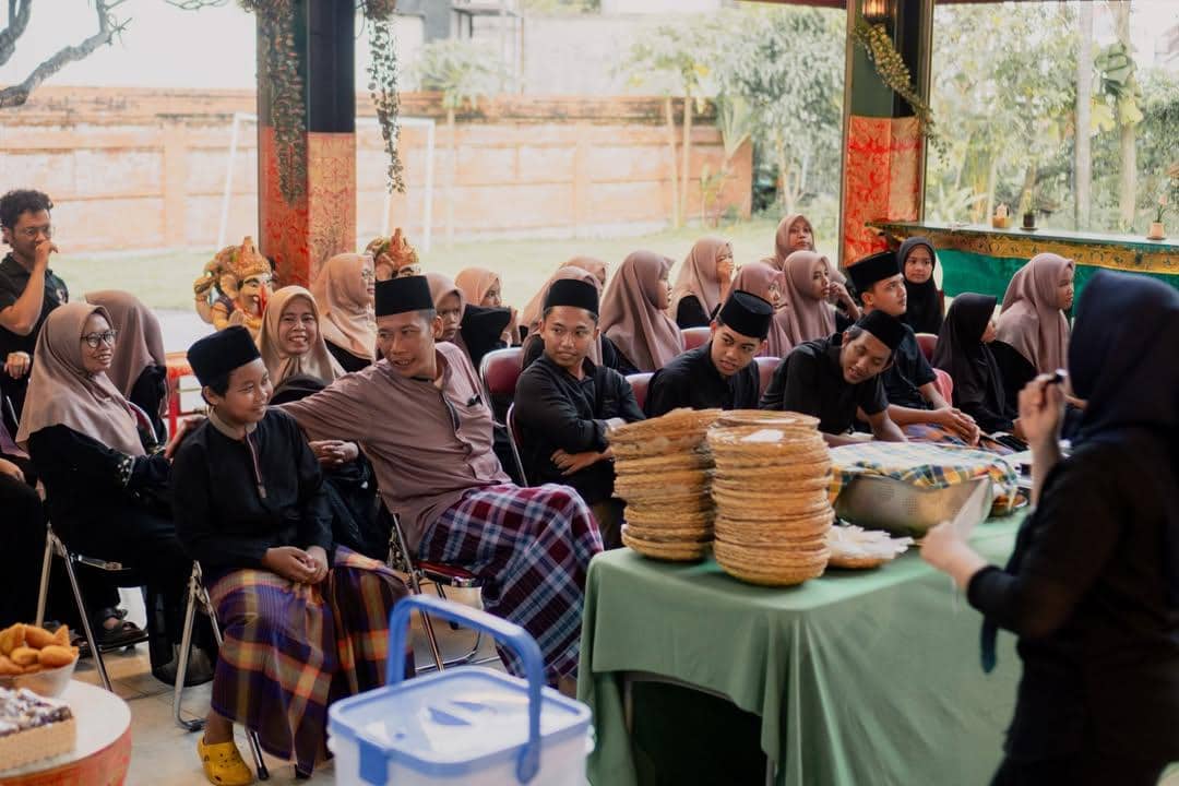 Ade Rai mengadakan acara bukber dengan anak yatim piatu.