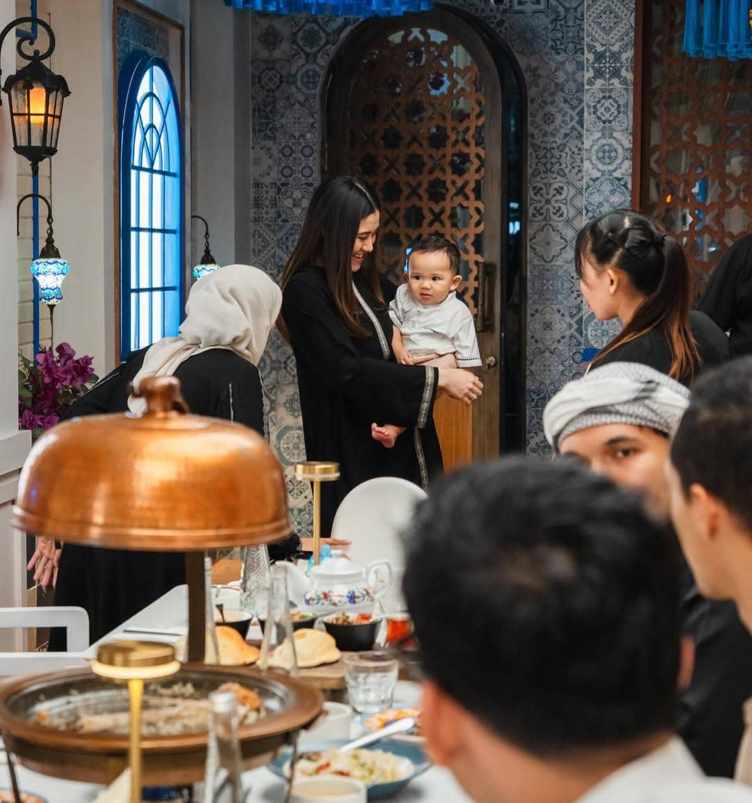 Thariq Halilintar adakan buka bersama para karyawan.