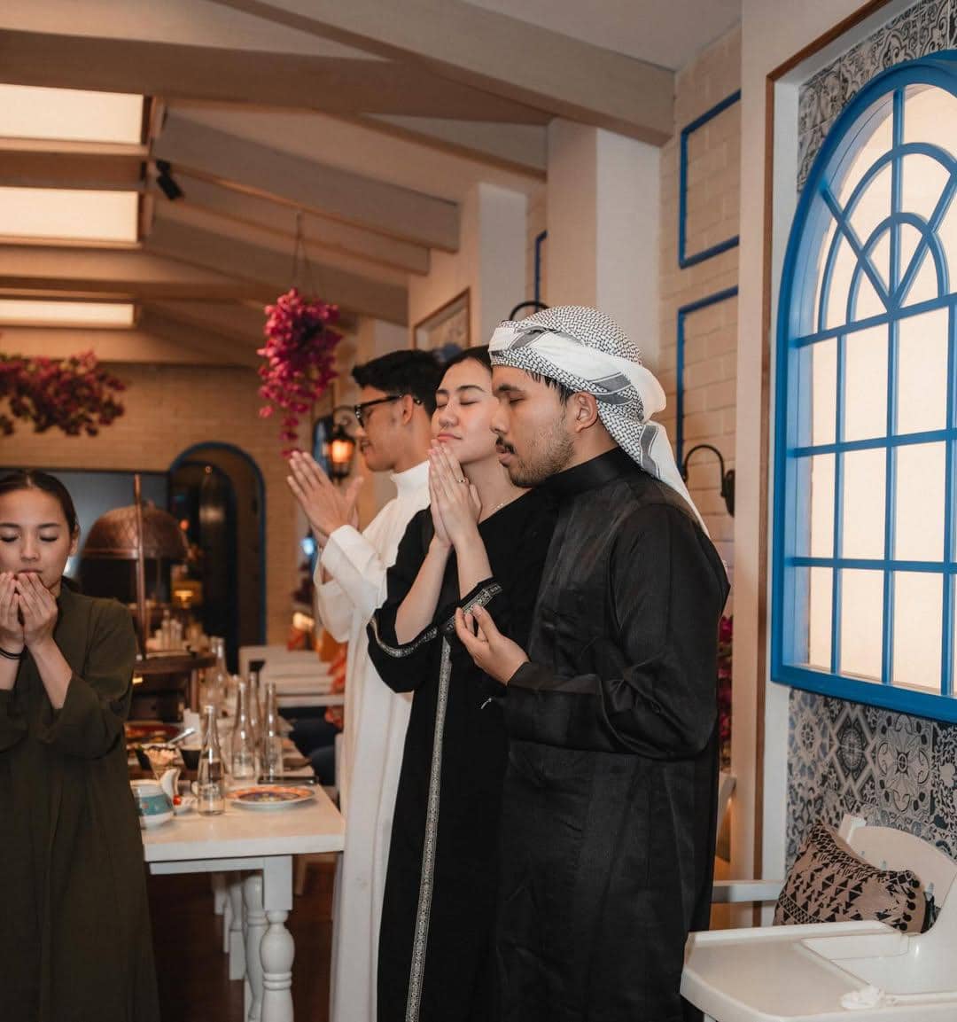 Thariq Halilintar adakan buka bersama para karyawan.