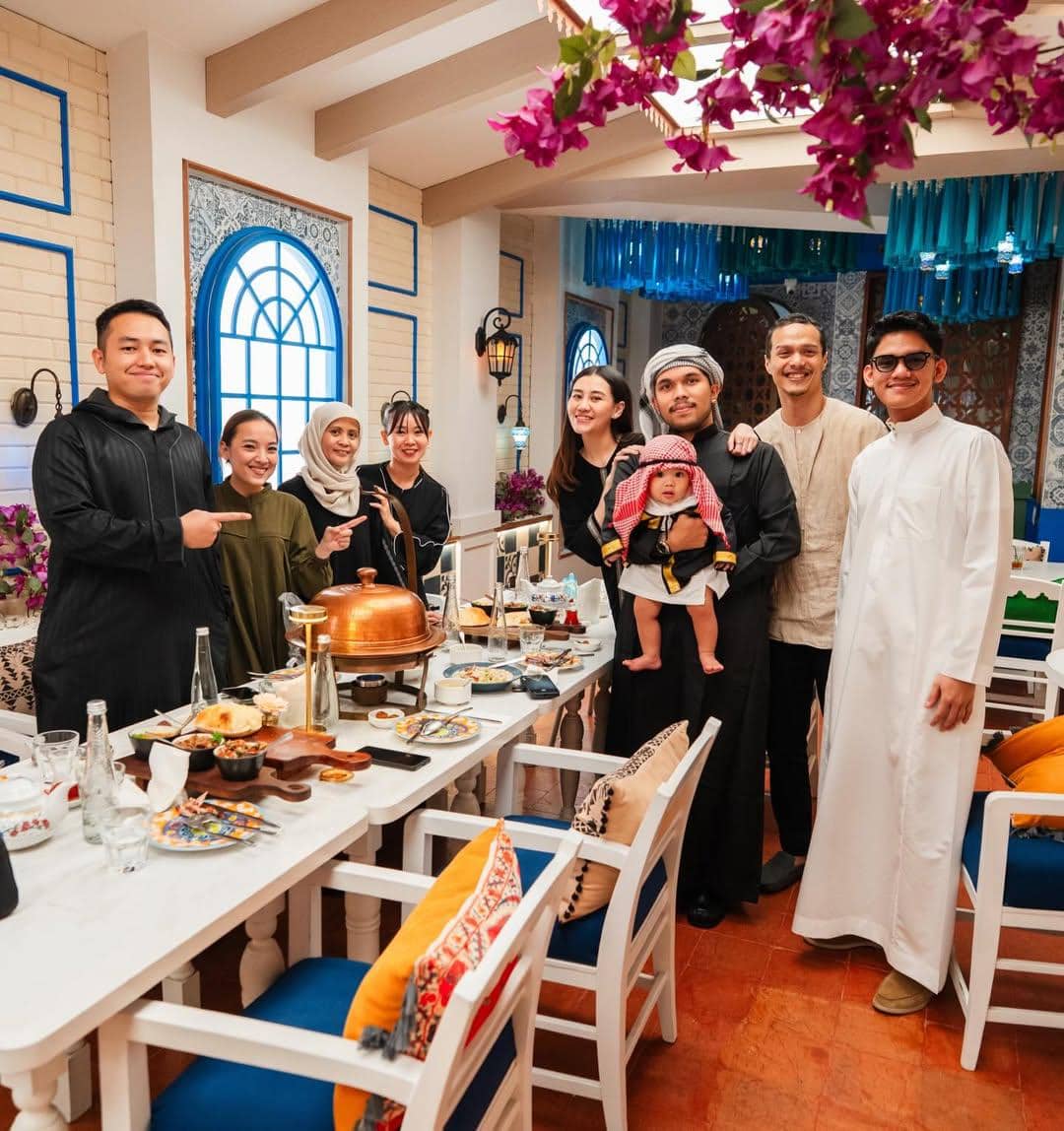 Thariq Halilintar adakan buka bersama para karyawan.