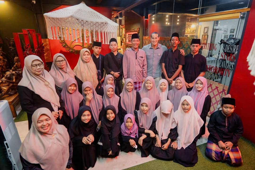 10 Potret Ade Rai Mengadakan Bukber dengan Anak Yatim Piatu