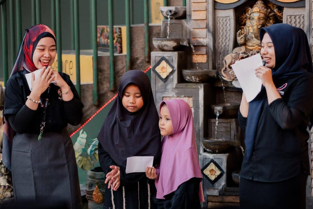 Ade Rai mengadakan acara bukber dengan anak yatim piatu.