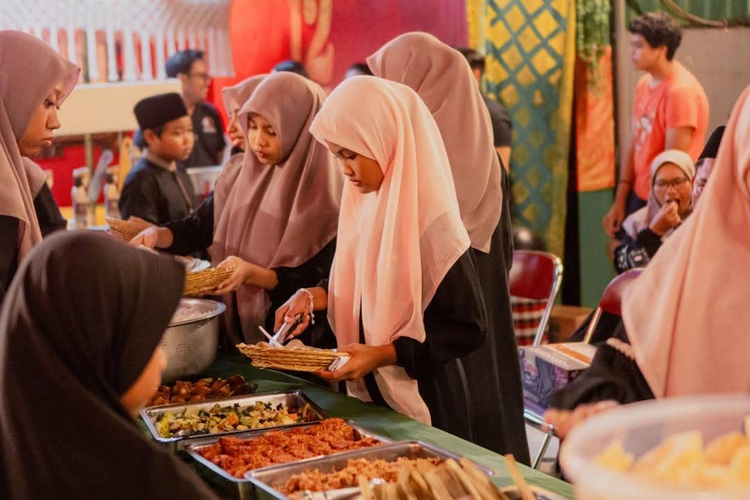 Ade Rai mengadakan acara bukber dengan anak yatim piatu.