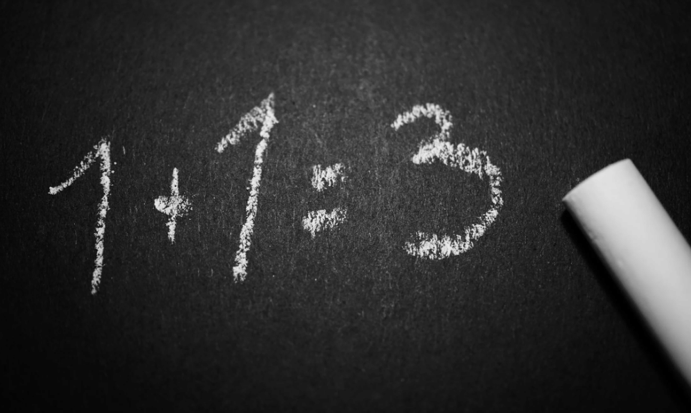 [PUISI] Deadline, Kopi, dan Mimpi yang Belum Selesai