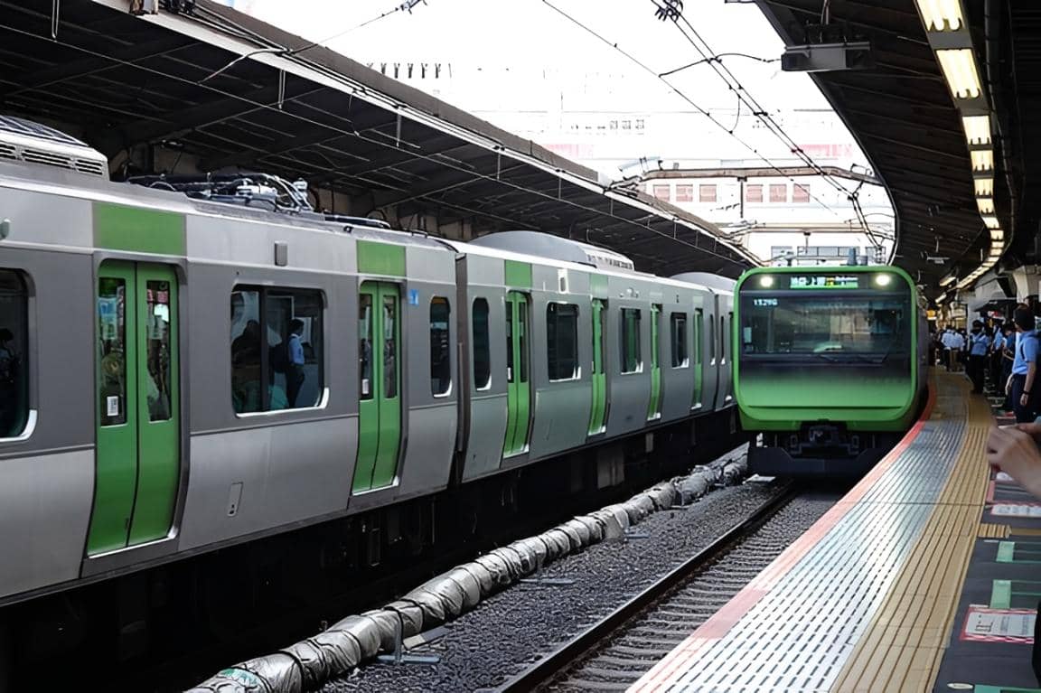 ilustrasi operator kereta di Stasiun Shinjuku