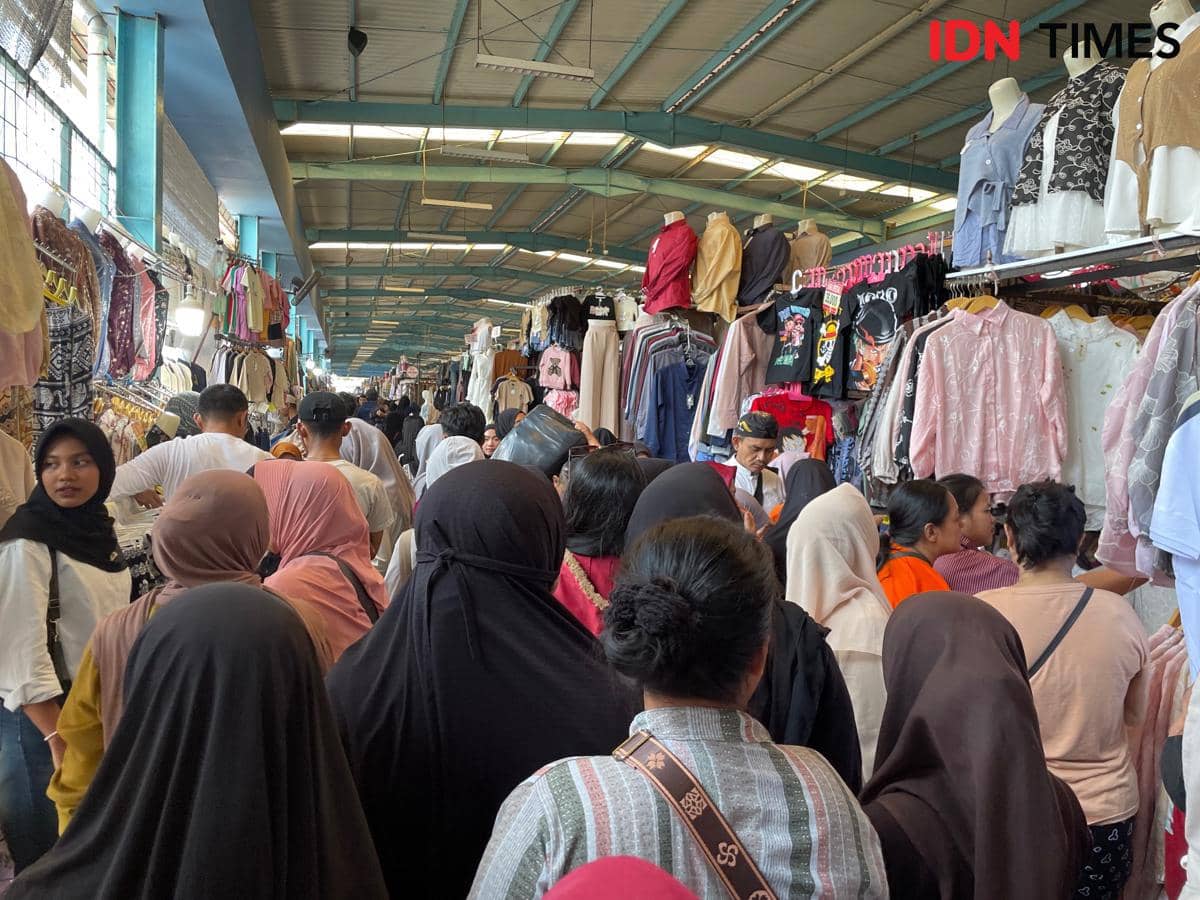 Kawasan Jembatan Penyeberangan Multiguna (JPM) Tanah Abang, Jakarta Pusat, dipadati pengunjung pada Selasa (17/3/2026). (IDN Times/Yovita Arnelia)