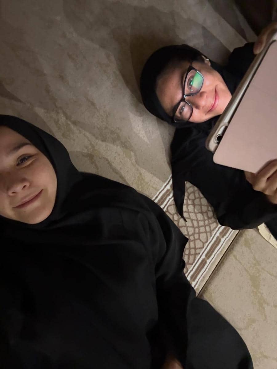 Momen Zaskia Mecca bersantai di karpet masjid saat iktikaf Ramadan 2026
