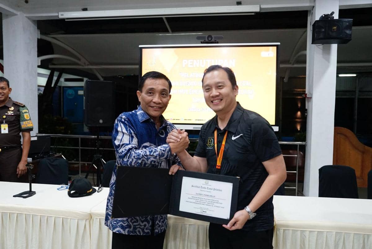 Penyerahan simbolis sertifikat pelatihan oleh Kepala Badiklat Kejaksaan RI ke Direktur PT Berau Coal. 